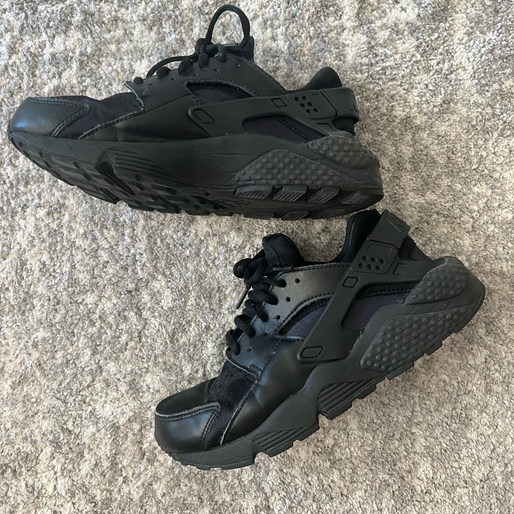 Nike Black Sneakers with Chunky Sole and Breathable Mesh
